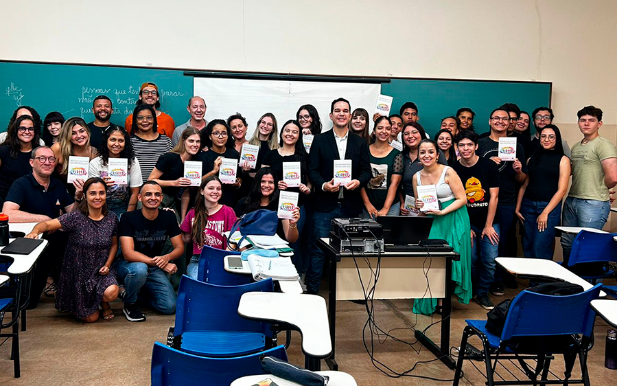 Professor Lança Livro sobre Educação Inclusiva com Alunos de Psicologia como Coautores